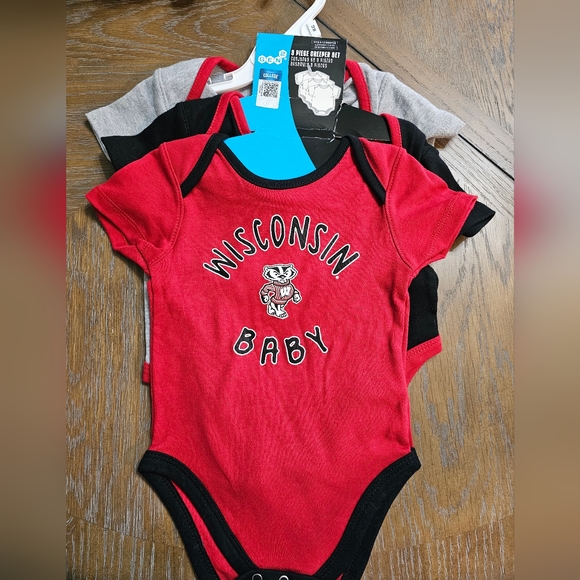 Gen2 Infant Wisconsin Badgers 3-Piece Creeper set 12 month - Picture 5 of 5
